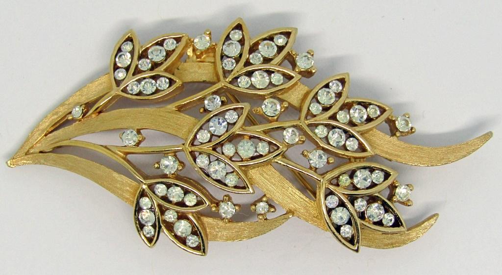 VINTAGE TRIFARI GOLD TONED RHINESTONE BROOCH: REGISTER TO BID TODAY