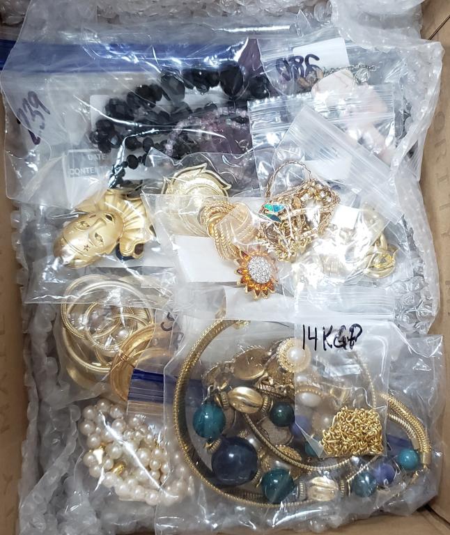 40-PRE-BAGGED JEWELRY LOTS! VTG SOME NAME BRAND: VINTAGE PIECES-SOME NAME BRAND-MEDIUM FLAT RATE BOX FULL OF BAGGED LOTED ITEMS. GREAT FOR RESELL! YOU WON'T BE DISAPPOINTED-THIS WILL BE SHIPPED MED FLATE RATE