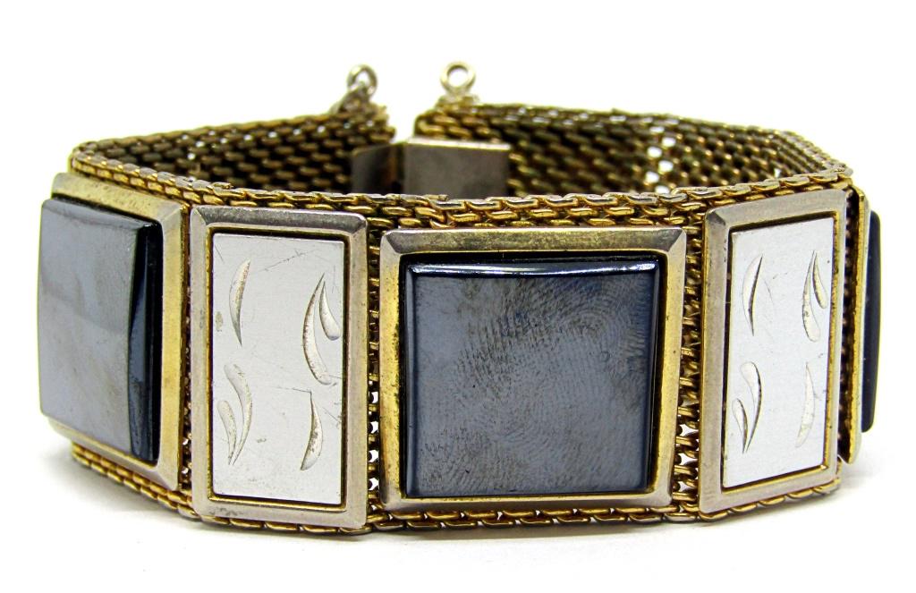 GOLD-TONED VINTAGE FASHION BRACELET! (1 of 4)