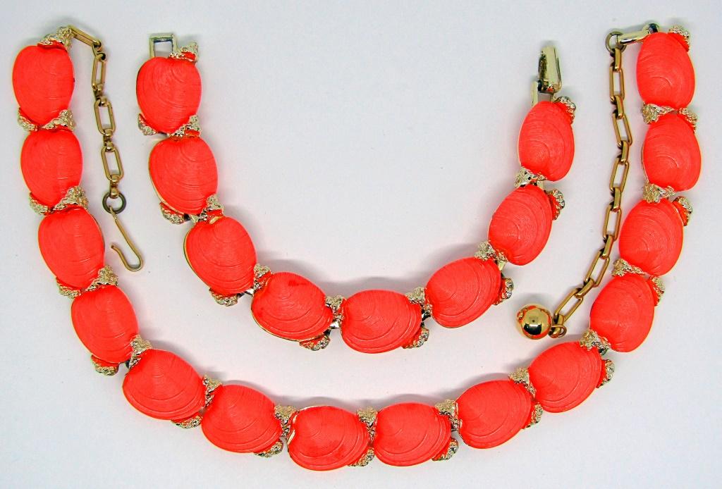 SET! VTG GOLD TONED PANEL NECKLACE WITH NEON (1 of 2)