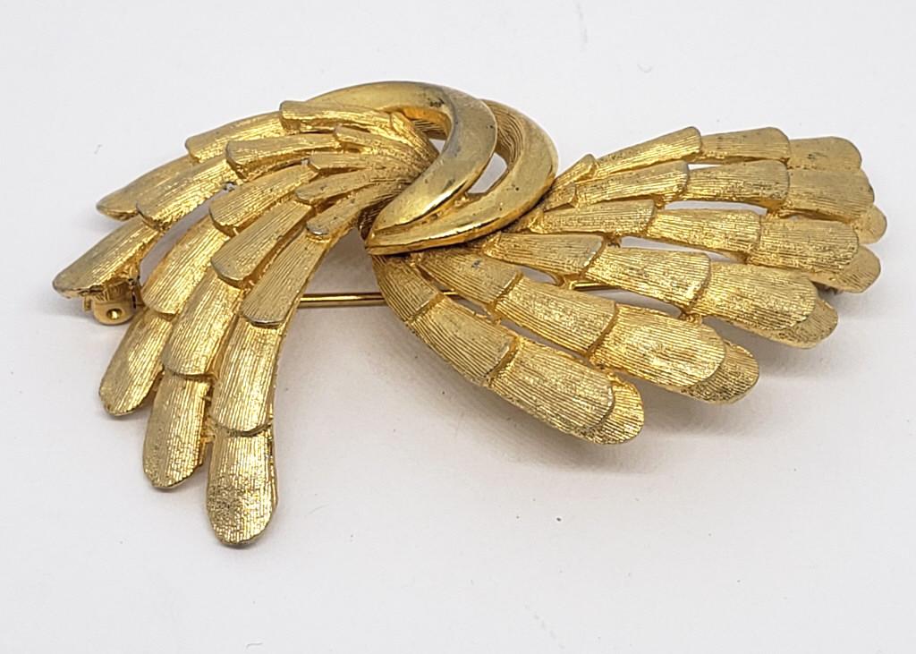 VINTAGE BSK GOLD TONED BROOCH: REGISTER TO BID TODAY!