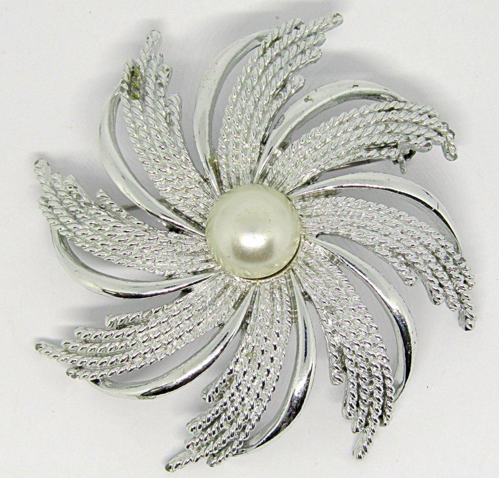 VINTAGE SARAH COVENTRY WHISPIE FLOWER BROOCH (1 of 3)