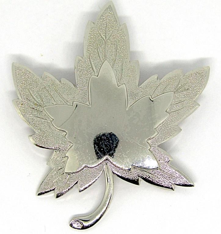 MONET MARKED VINTAGE SILVER TONED LEAF BROOCH! (1 of 3)