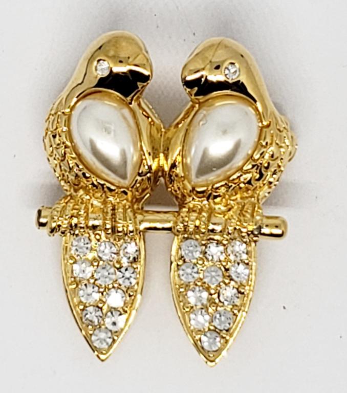 VINTAGE NAPIER TWO BIRD BROOCH WITH RHINESTONES: AND WHITE LUCITE BELLIES