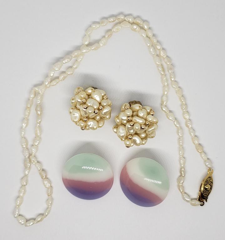 VINTAGE CULTURED PEARL NECKLACE WITH GOLD: TONED CLASP PLUS (2)PAIRS OF EARRINGS (1)GOLD TONED CULTURED PEARL CLIP ON & (1)PIERCED WITH MULTI COLORED PASTEL LUCITE