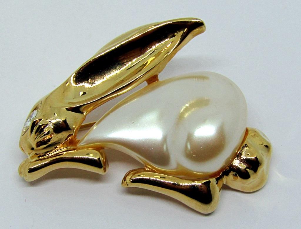 VINTAGE MARVELLA GOLD TONED BUNNY BROOCH: WITH CRÈME LUCITE BELLY-RHINESTONE EYE