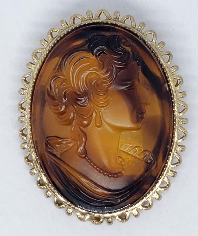 VINTAGE GOLD TONED CAMEO BROOCH WITH: TRANSLUCENT BROWN LUCITE CENTER