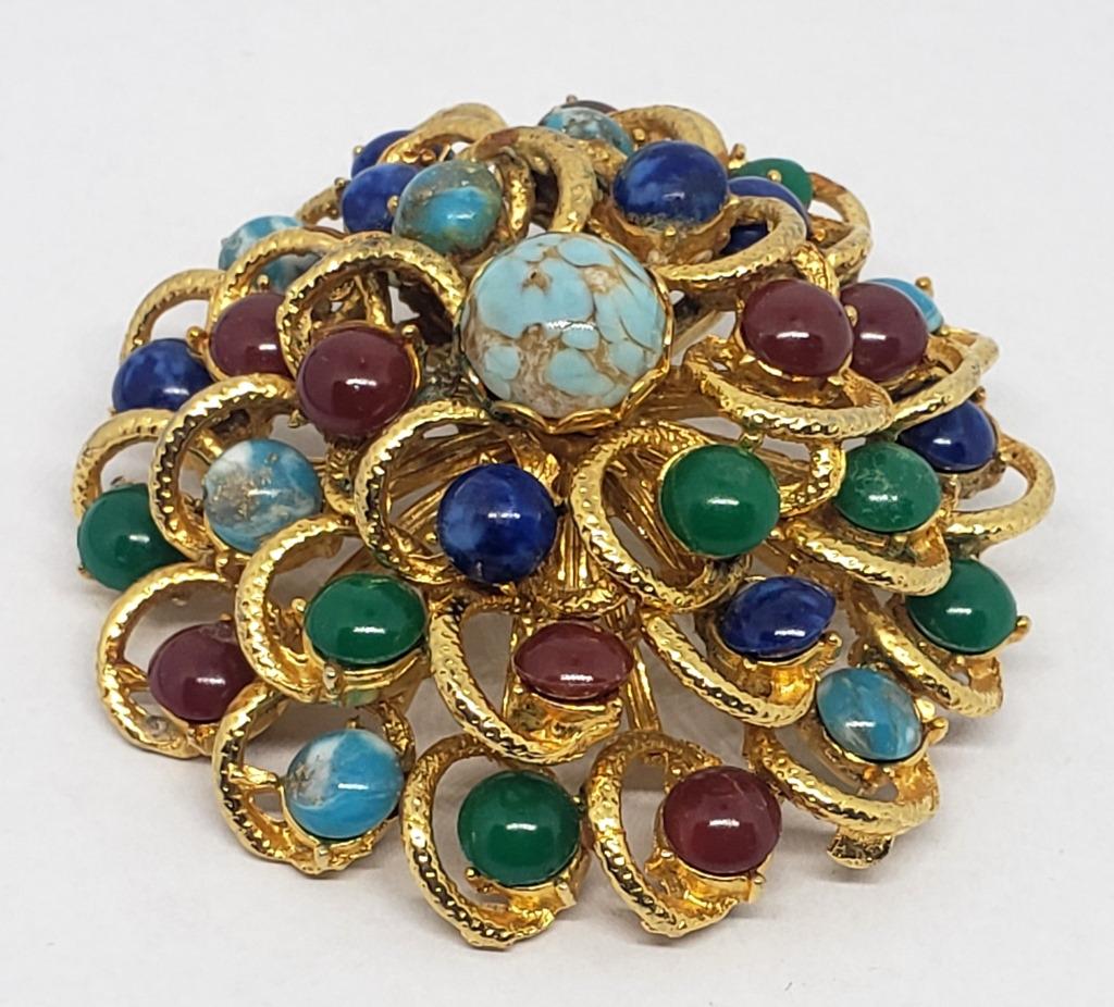 VINTAGE GOLD TONED 3D BROOCH WITH EARTH: TONE LUCITE BEADS!