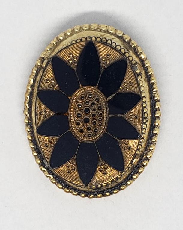 VINTAGE GOLD TONED BROOCH WITH BLACK LUCITE: ACCENTED CENTER