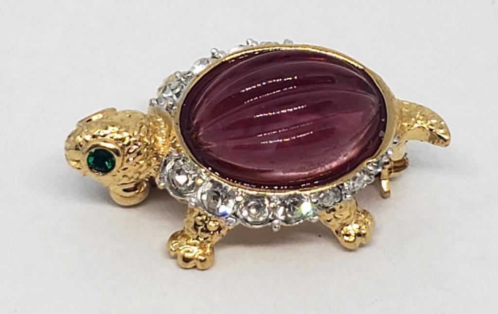 VINTAGE CAROLEE TURTLE RHINESTONE PIN WITH: PURPLE LUCITE CENTER-GREEN RHINESTONE EYES