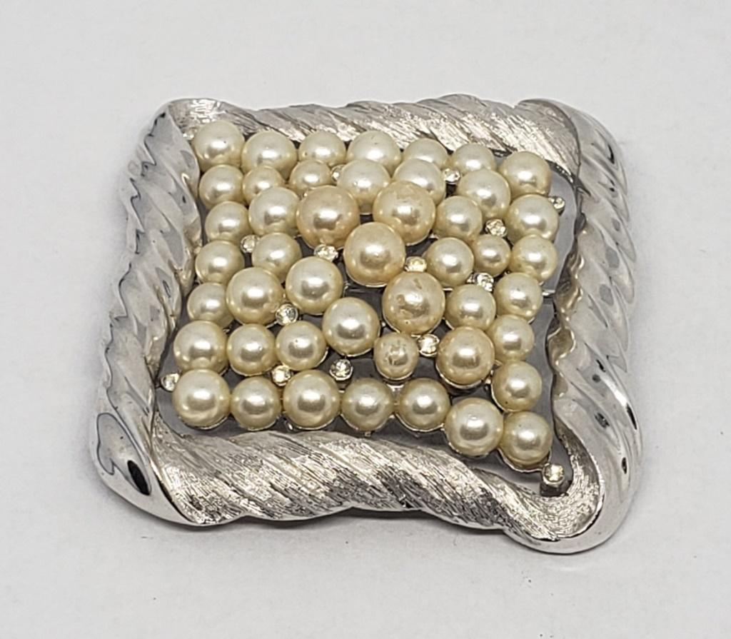 VINTAGE TRIFARI SILVER TONED SQUARE BROOCH (1 of 4)
