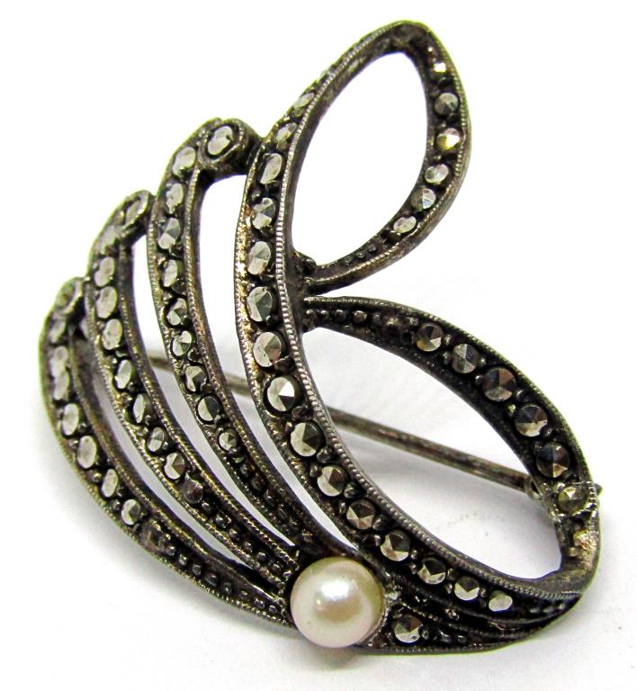 VTG 830 STERLING MARCASITE BROOCH WITH FAUX: PEARL-TOTAL 3.2 DWT