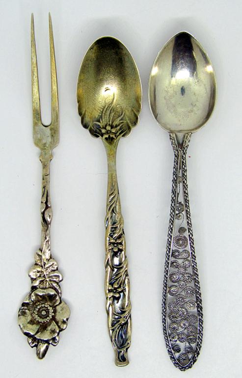 3-VINTAGE DECORATIVE PIECES OF SILVERWARE: ORNATE PIECES-TOTAL 17.5 DWT