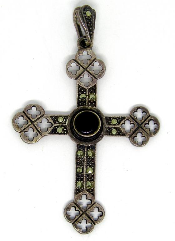 STERLING MARCASITE CROSS PENDANT WITH BLACK: CENTER STONE-TOTAL 3.4 DWT