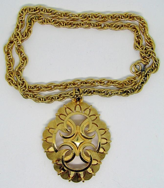 TRIFARI 24" GOLD TONED LG PENDANT: Necklace - VERY NICE CONDITION