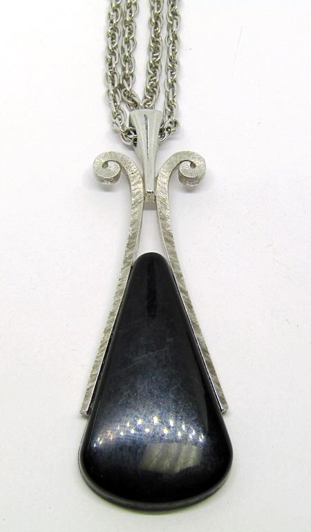 VINTAGE AVON NECKLACE WITH BLACK LUCITE: PENDANT