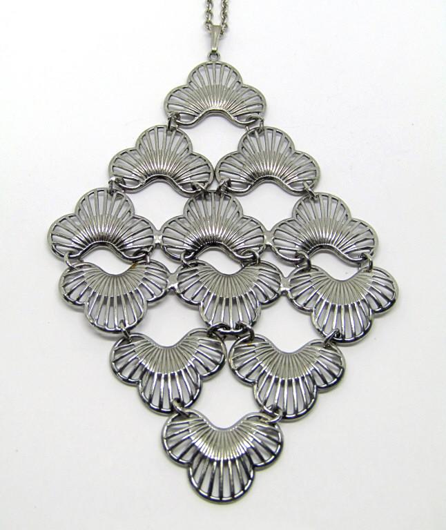 VTG SARAH COVENTRY SILVER TONED NECKLACE (1 of 2)