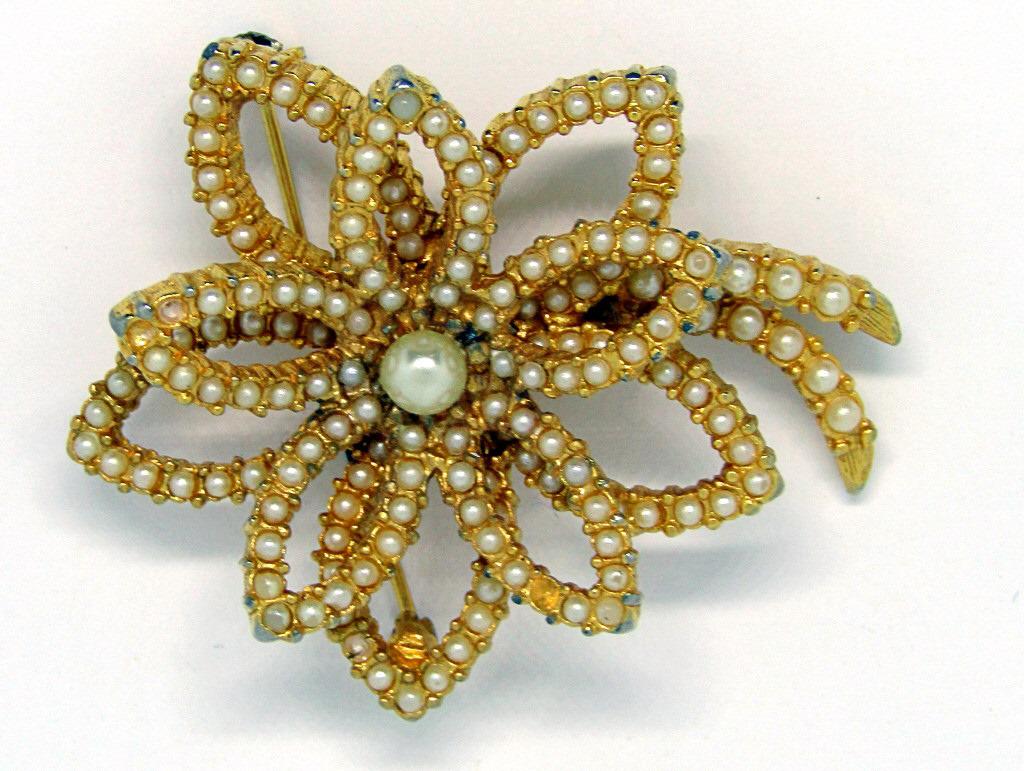 VINTAGE GOLD TONED FLOWER BROOCH WITH: WHITE LUCITE BEAD ACCENTS