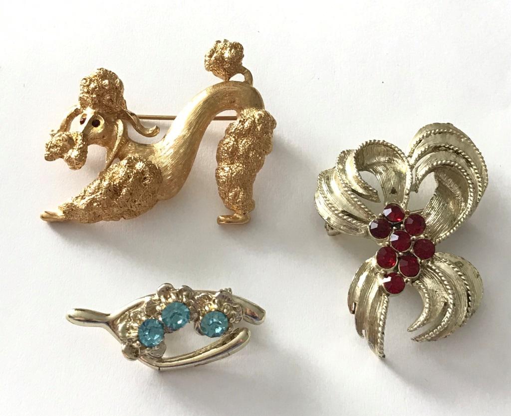 3 GOLD TONE BROOCHES BOW, MONET DOG: BID NOW!