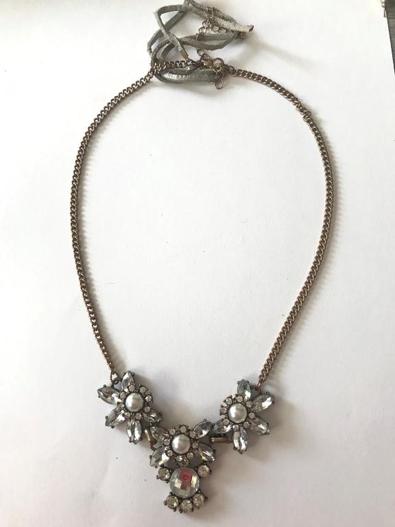 RHINESTONE FLOWER NECKLACE (1 of 3)