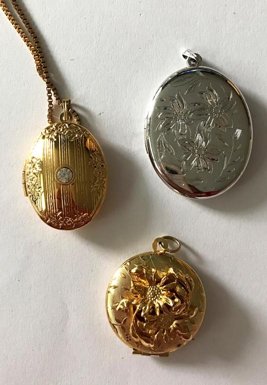 3 LOCKETS, 1 W/ CHAIN: BID NOW!