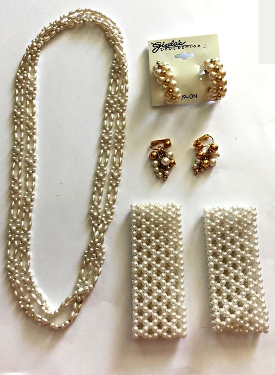 WHITE BEADED & FAUX PEARL LOT JEWLERY LOT: NECKLACE, 2 PAIRS OF EARRINGS AND 2 BRACELETS