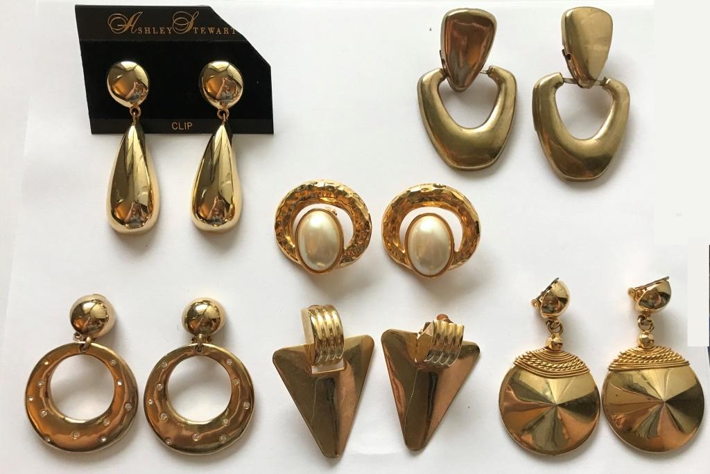 27 PAIRS OF GOLD TONE EARRINGS: ONE MARKED- ERWIN PEARL