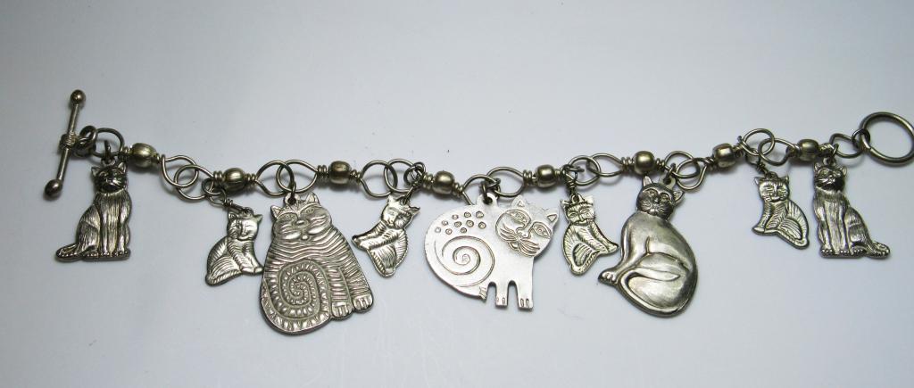 STERLING CHARM BRACELET WITH (9)CAT CHARMS: TOTAL 17.1 DWT