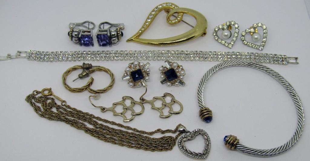 VINTAGE GOLD TONED & SILVER TONED JEWELRY LOT; (1 of 6)