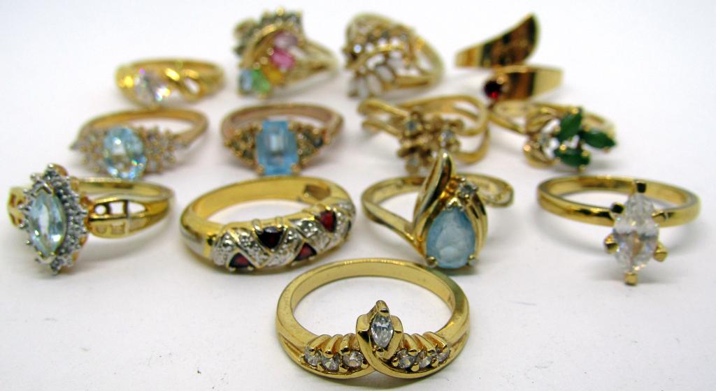 13 VINTAGE GOLD TONED RINGS! (1 of 3)