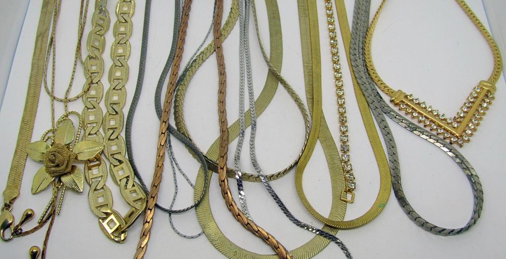11 VINTAGE NECKLACES (GOLD TONED & SILVER TONED); (1 of 2)