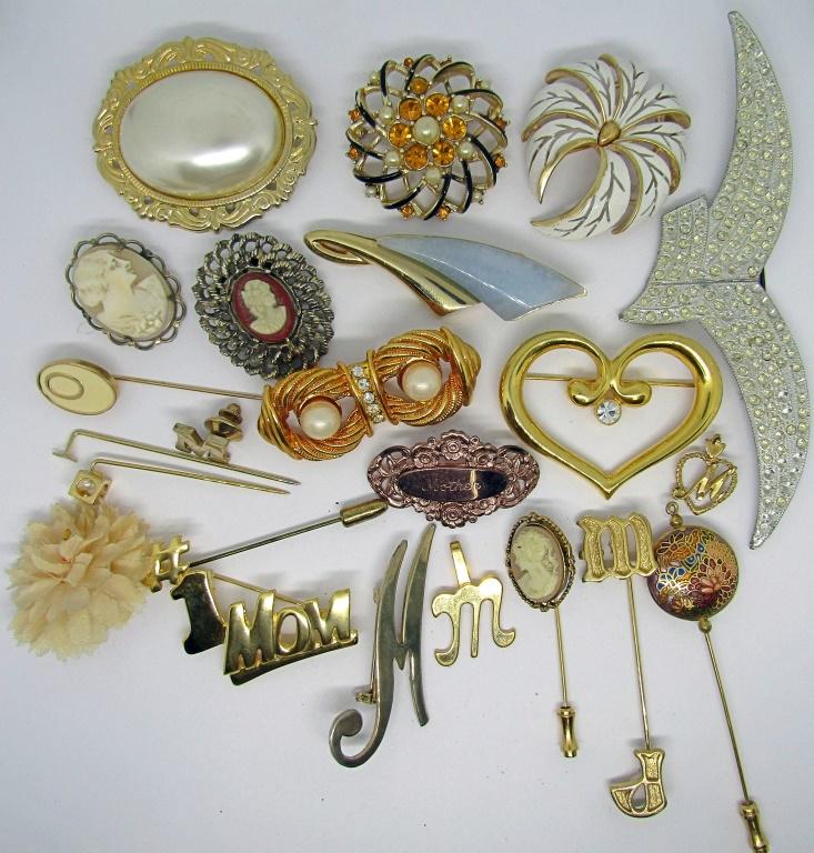 VINTAGE LOT OF PINS, BROOCHES, PENDANTS!: GOLD TONED, CAMEO, TRIFARI, CLOISSONE!