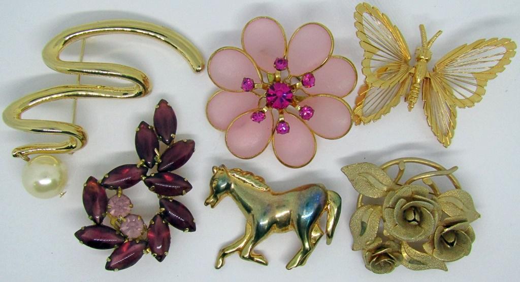 6 GOLD TONED VINTAGE BROOCHES (1 of 4)