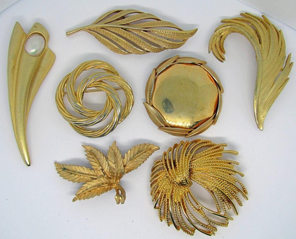 7 VINTAGE GOLD TONED BROOCHES: 2 marked monet