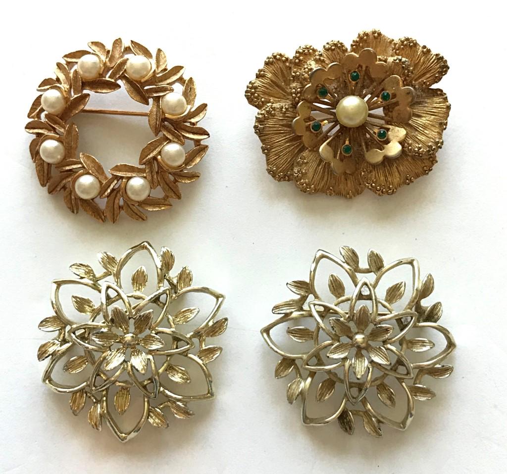 4 GOLD TONE BROOCHES MARKED (1 of 4)