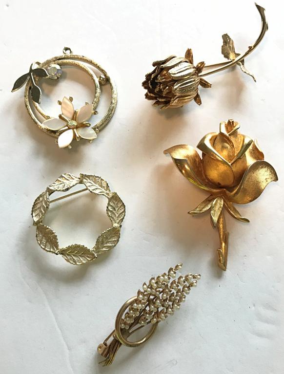 5 BROOCHES FLOWERS: 1- GERRY'S, 1- MONET, 1-TRIFARI