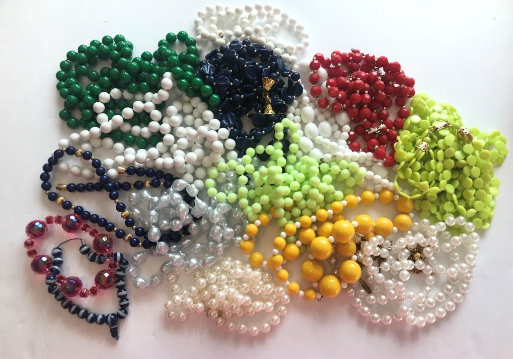 HUGE LOT OF BEADED NECKLACES: COLOR FOR EVERY OUTFIT INCLUDES 2 BRACELETS- GREEN WHITE BLUE RED YELLOW