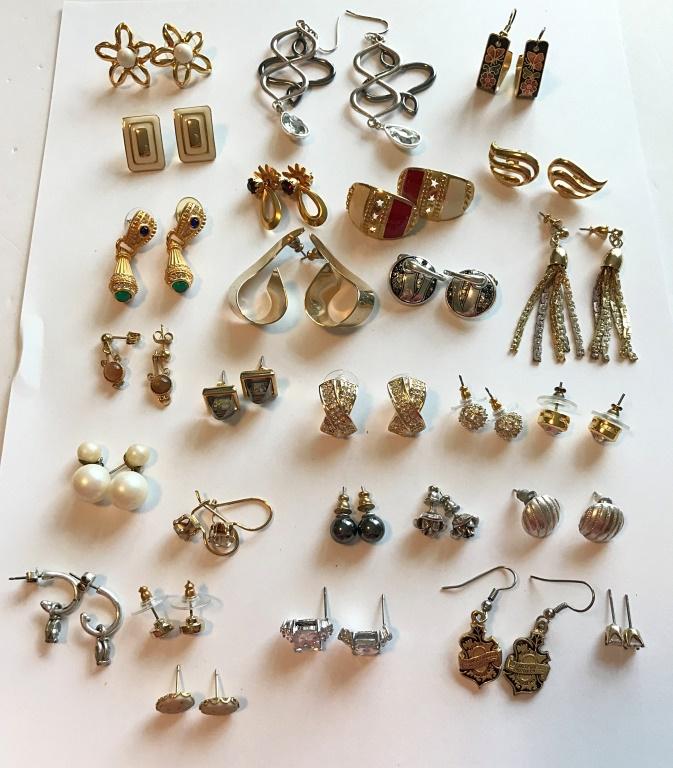 28 PAIRS OF RANDOM STYLE EARRINGS (1 of 6)