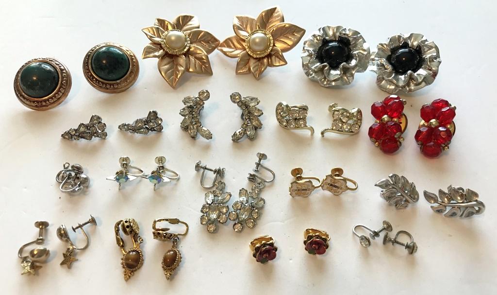 16 PRS CLIP ON EARRINGS (1 TRIFARI): FLOWERS, RED, RHINESTONES, BLACK, LEAVES, 1 PR TRIFARI FAUX PEARL)