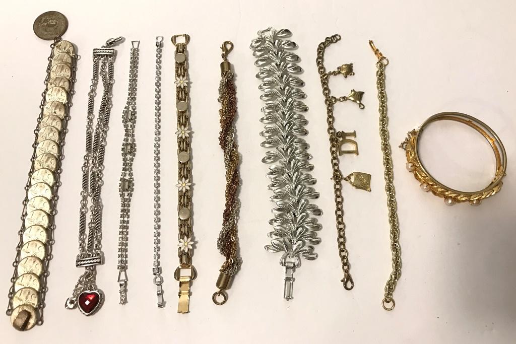 10 BRACELETS (1 LISNER): ONE W CHARM DI, COIN BRACELET, RHINESTONES, HEARTS, FLOWERS, TWISTED CHAINS
