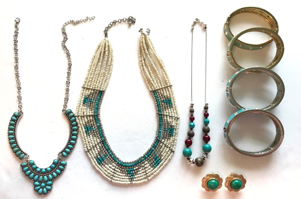 TURQUOISE COLORED LOT: 3 NECKLACES, 4 BRACELETS, 1 PAIR OF EARRINGS