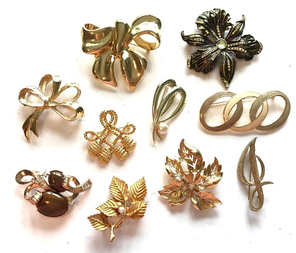 10 GOLD TONE BROOCHES: MANSELLE 2 TRIFARI FAUX PEARL GOLD TONE RHINESTONES FLOWERS LEAF BOW