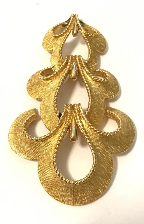 TRIFARI W/ CROWN PENDANT XL! GOLD TONE: BID NOW!