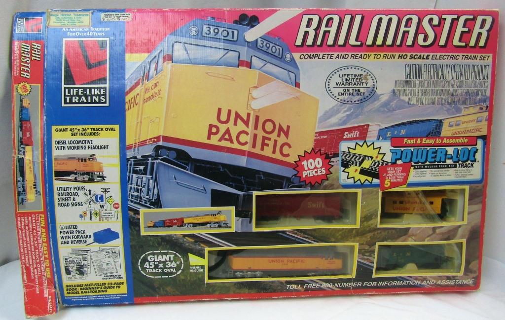 RAILMASTER HO SCLAE ELECTRIC TRAIN SET (1 of 2)