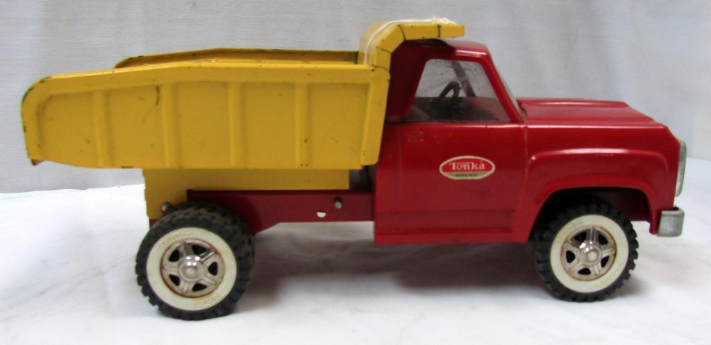 60'S TONKA PRESSED STEEL DUMP TRUCK (1 of 2)