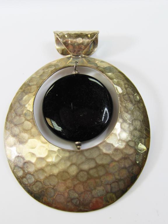 LARGE! STERLING HAMMERED STYLE PENDANT WITH: BLACK LUCITE CENTER DANGLY CHARM-TOTAL 17.1 DWT