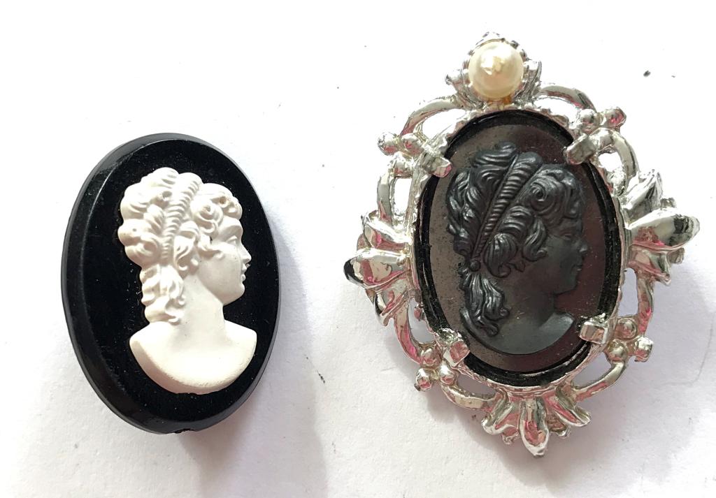 2 CAMEO BROOCHES VINTAGE (1 of 2)