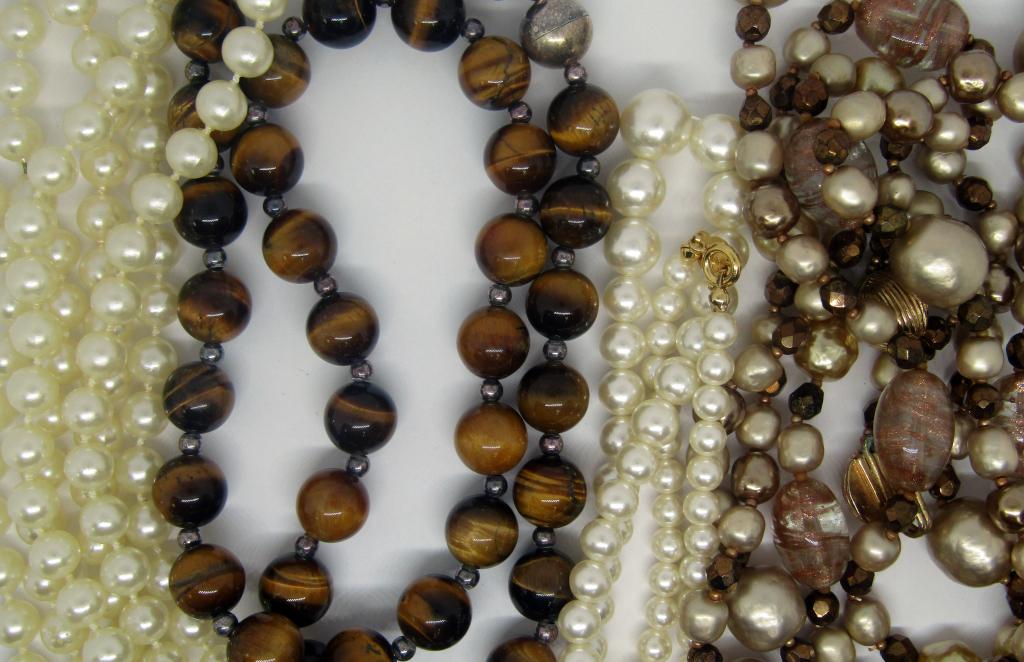 (4) CLASSY BEADED VTG NECKLACES (1) MONET (1 of 3)