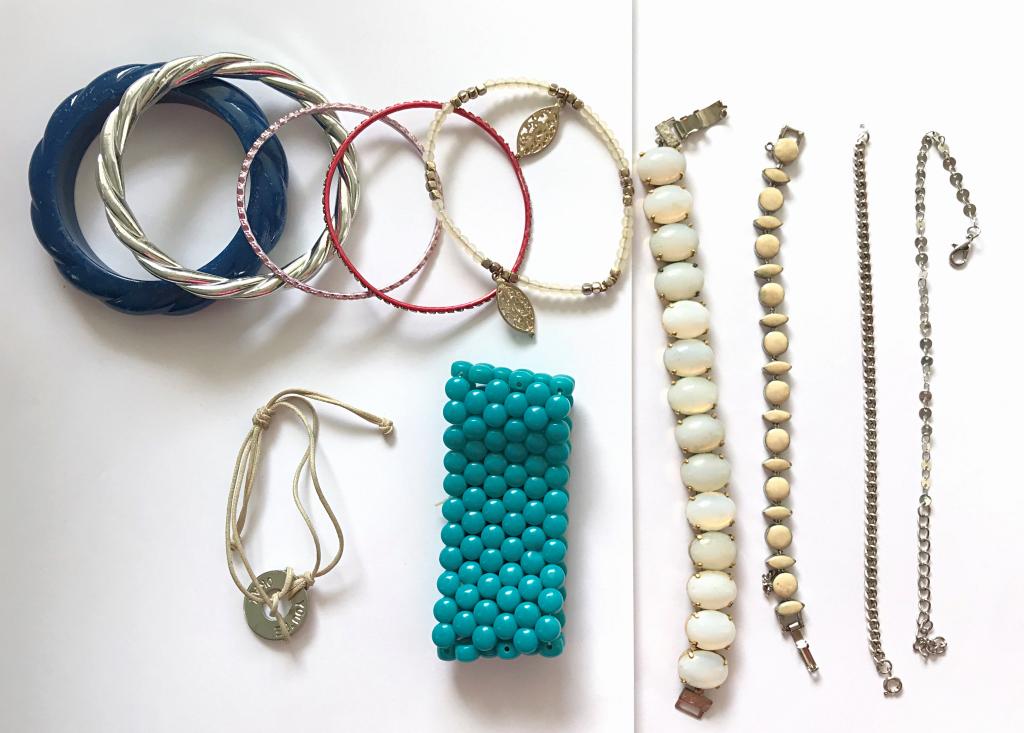 11 RANDOM STYLE BRACELETS (1 of 3)