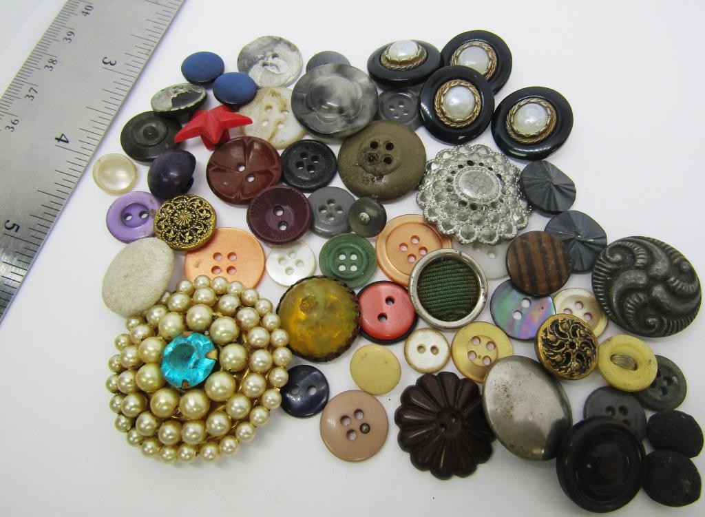 MISC VINTAGE BUTTON LOT (1 of 1)